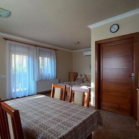 Nefelejcs Fagyizo Es Apartmanhaz Kistolmacs 外观 照片