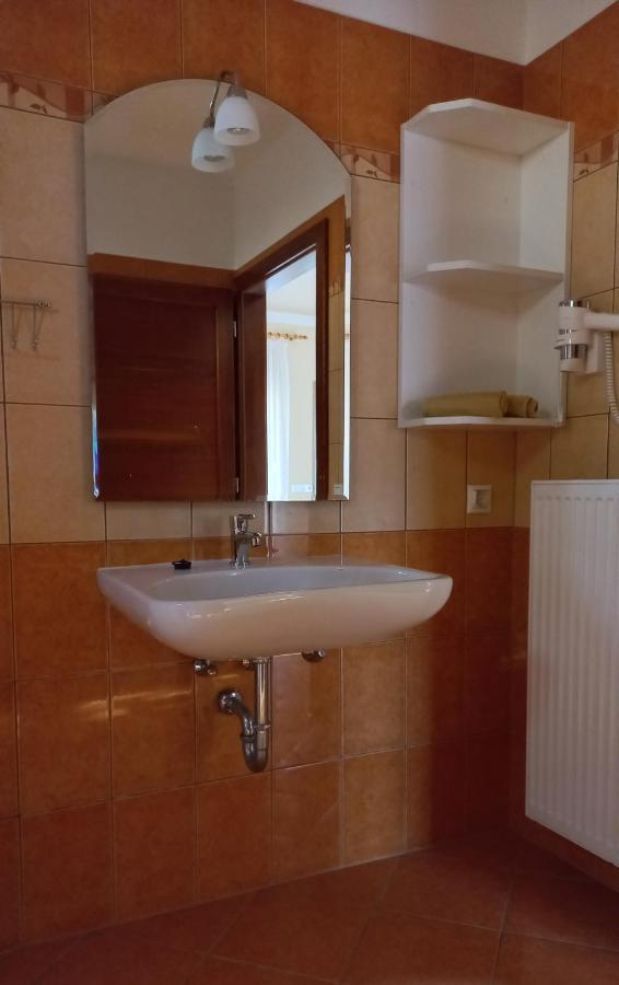 Nefelejcs Fagyizo Es Apartmanhaz Kistolmacs 外观 照片