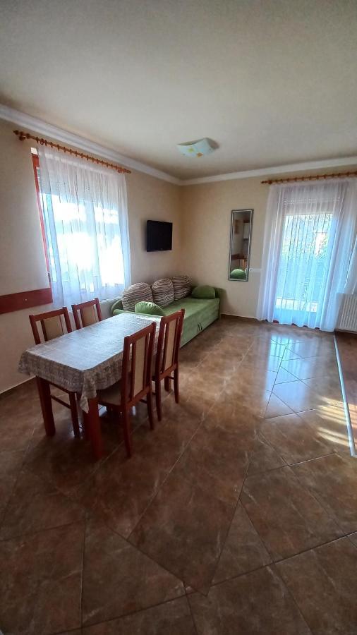 Nefelejcs Fagyizo Es Apartmanhaz Kistolmacs 外观 照片