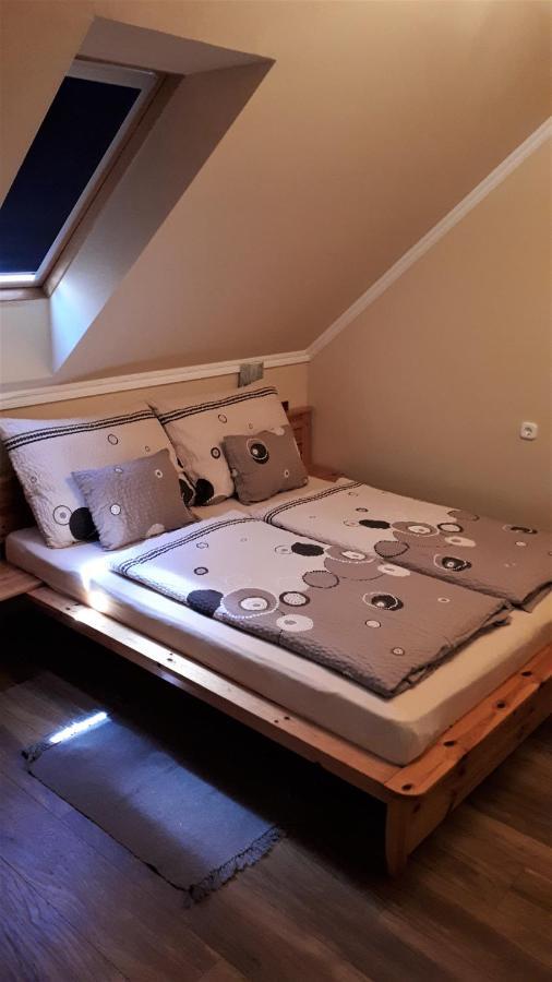 Nefelejcs Fagyizo Es Apartmanhaz Kistolmacs 外观 照片