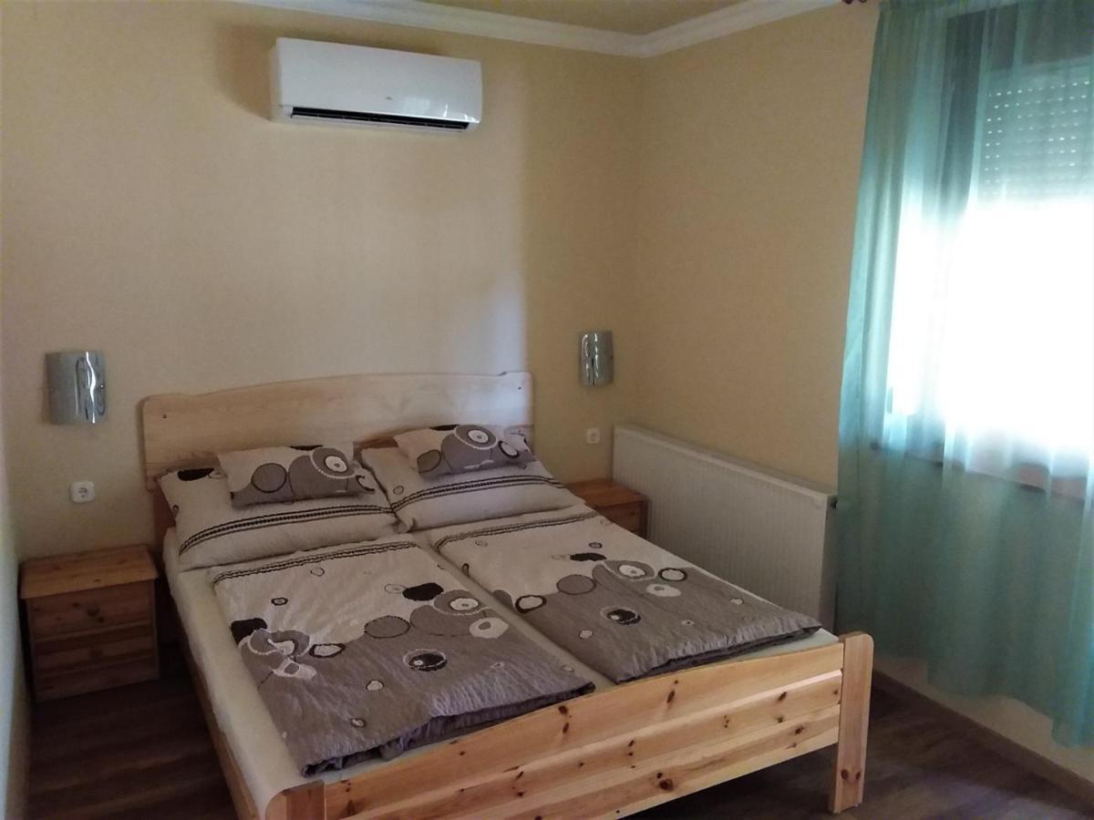 Nefelejcs Fagyizo Es Apartmanhaz Kistolmacs 外观 照片