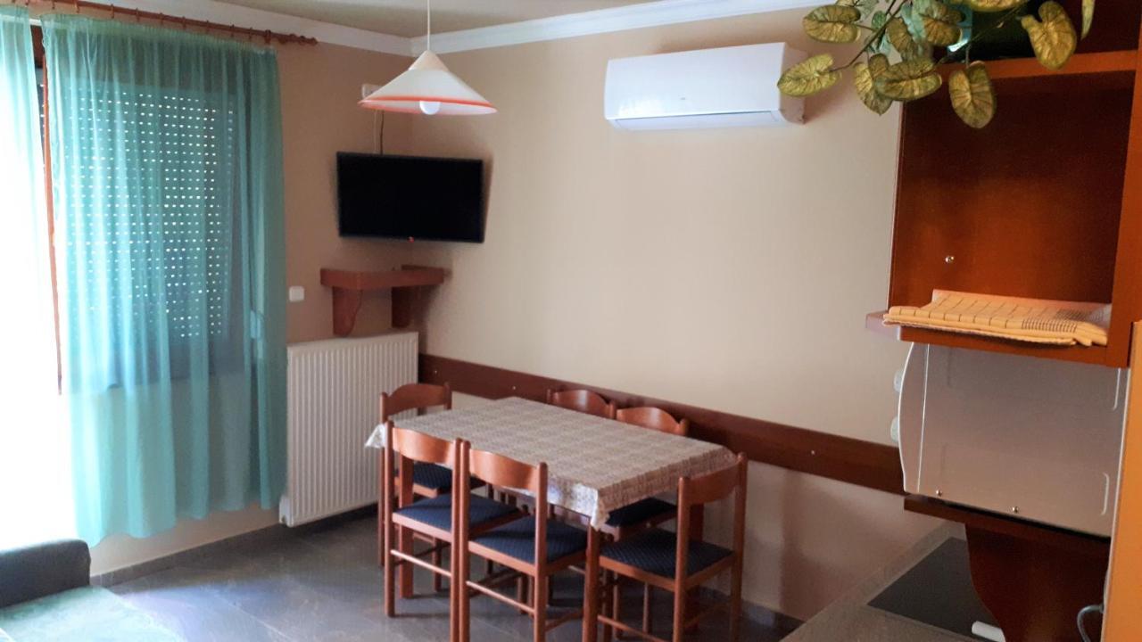 Nefelejcs Fagyizo Es Apartmanhaz Kistolmacs 外观 照片