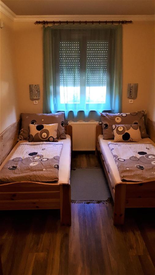 Nefelejcs Fagyizo Es Apartmanhaz Kistolmacs 外观 照片