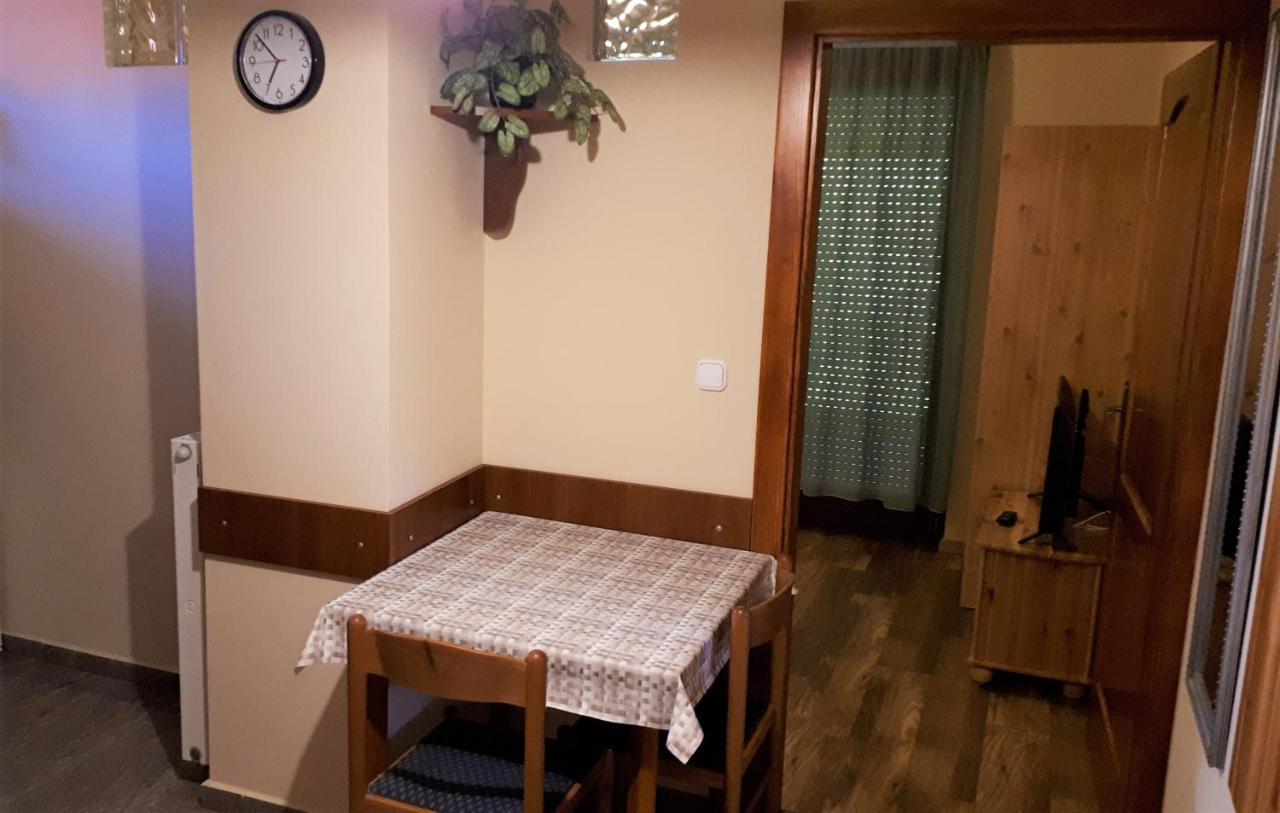 Nefelejcs Fagyizo Es Apartmanhaz Kistolmacs 外观 照片
