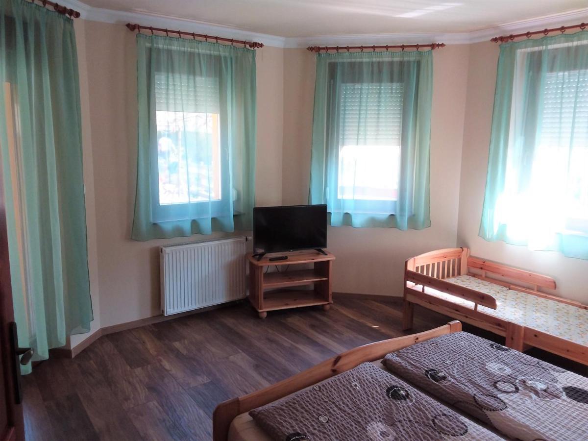 Nefelejcs Fagyizo Es Apartmanhaz Kistolmacs 外观 照片