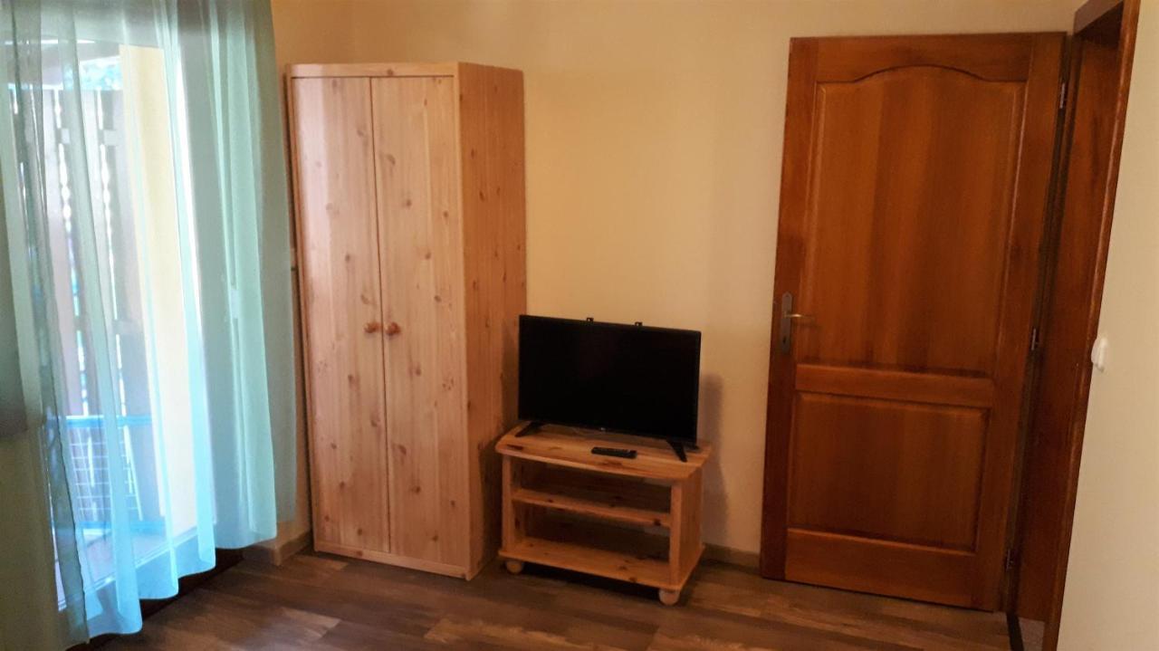 Nefelejcs Fagyizo Es Apartmanhaz Kistolmacs 外观 照片
