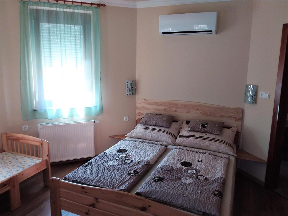 Nefelejcs Fagyizo Es Apartmanhaz Kistolmacs 外观 照片